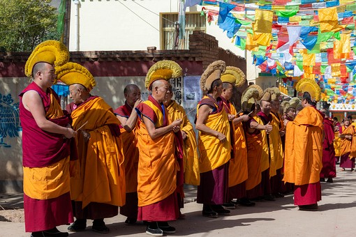 O0928433 - Tibetan Procession