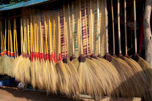 L1023259 - Broom Seller