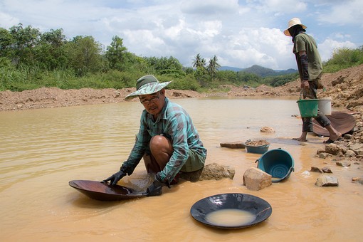 T0430082 - Gold Panning