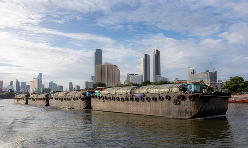 U0705028 - Barges And Tug Boats