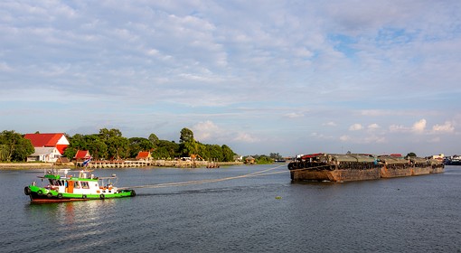 U0705653 - Barges And Tug Boats